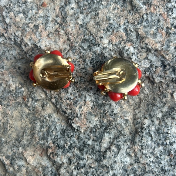 Vintage stamped Hong Kong red bead and brass clip on earrings - Picture 4 of 6